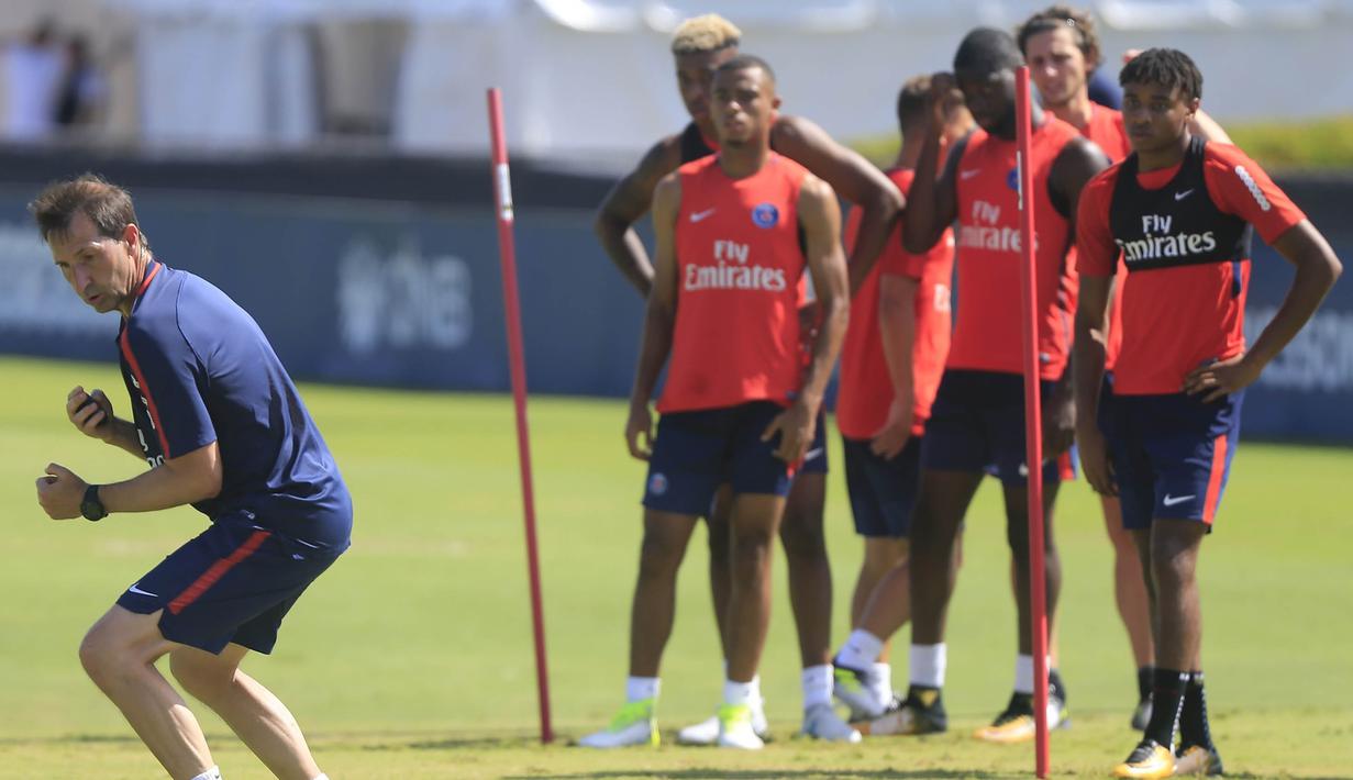 Para pemain PSG berlatih ringan di Miami Shores, Florida, Senin (17/7/2017). PSG bersiap menghadapi turnamen International Champions Cup. (AP/Carl Juste)