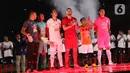 (kiri-kanan) Pemain Persija Andri Tani, Adixi Lizivio, Ryuji Utomo, Marko Simic, Riko Simanjuntak, dan Sahar Ginanjar saat menunjukkan jersey baru Persija di SUGBK, Jakarta, Minggu (23/2/2020). (Liputan6.com/Angga Yuniar)