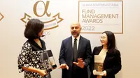 Direktur PT Bahana TCW Investment Management (Bahana TCW) Danica Adhitama (kiri) didampingi Money Market Fund Manager Bahana TCW, Michelle Prioven Ma (kanan) berbincang dengan CEO Alpha Southeast Asia Singapura, Shiddiq Bazarwala seusai menerima penghargaan dalam ajang 13th Annual Alpha Southeast Asia Fund Management Awards 2022 di Jakarta (8/9/2022). (Liputan6.com/HO)