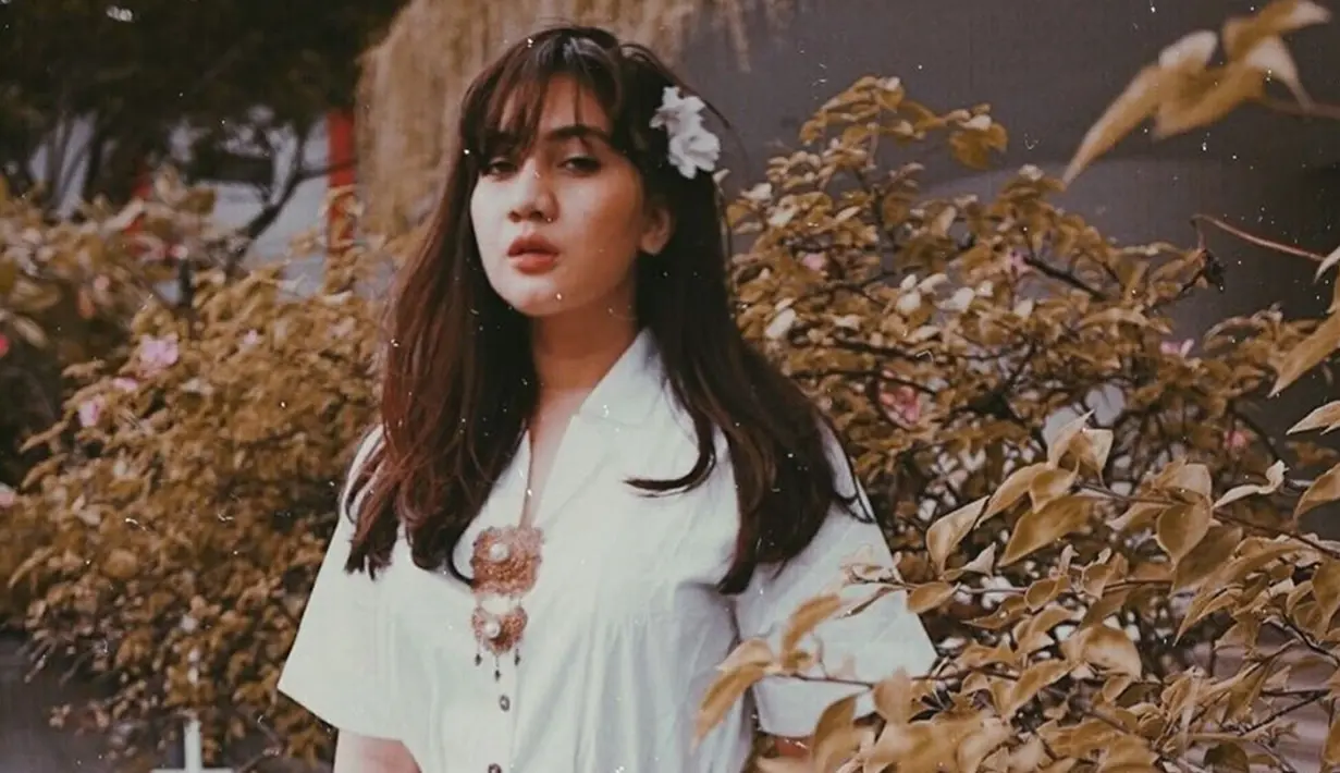 Hampir di setiap momen, busana vintage selalu melekat pada istri dari presenter kondang Dimas Danang ini. Abby selalu terlihat fashionable dengan pilihan busana vintage-nya yang unik. (Liputan6.com/IG/@galabbythahira)