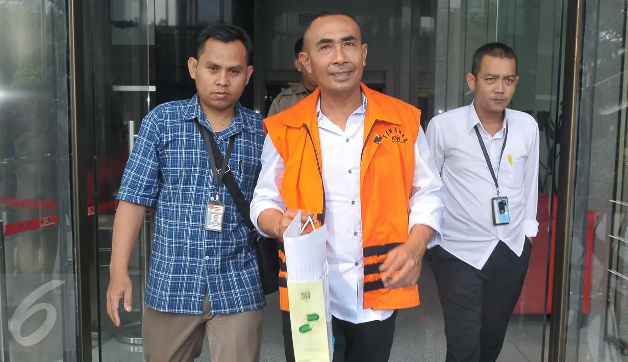 Ekspresi Samsu Umar Samiun usai kembali menjalani pemeriksaan di KPK, Jakarta, Selasa (16/5). Umar Samiun diduga menyuap mantan Ketua MK, Akil Mochtar lewat transfer ke rekening CV Ratu Samagat. (Liputan6.com/Helmi Afandi)