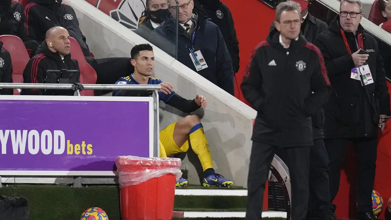 Foto: Momen Cristiano Ronaldo Ngambek Pada Laga Manchester United Vs Brentford di Liga Inggris