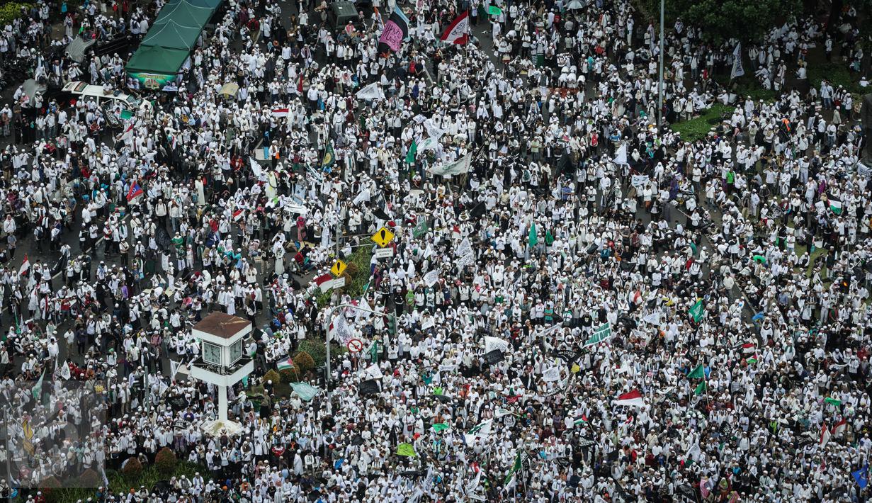 Massa Aksi 31 Maret memenuhi Bundaran Patung Kuda di Jalan Merdeka Barat, Jakarta, Jumat (31/3). Mereka menuntut Presiden Jokowi agar melaksanakan undang-undang dengan mencopot gubernur terdakwa, Basuki Tjahaja Purnama (Ahok).(Liputan6.com/Faizal Fanani)