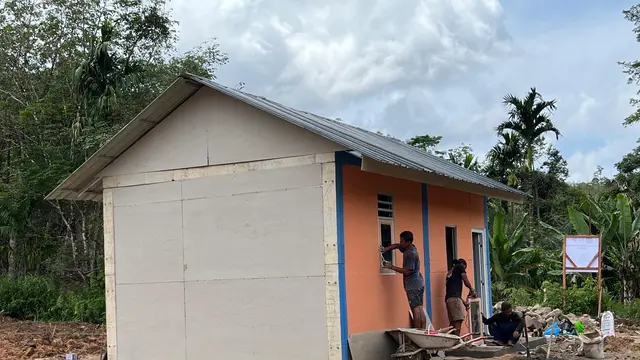 Pembangunan hunian sementara (huntara) bagi warga terdampak banjir dan longsor di Kabupaten Tapanuli Utara.