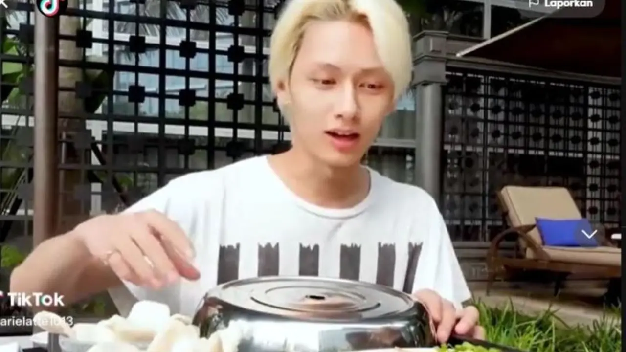 Beredar Video Jun Seventeen Makan Nasi Goreng dan Kelapa Muda