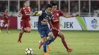 Gelandang Arema FC, Dendi Santoso, berusaha melewati gelandang Persija Jakarta, Sandi Sute, pada laga Liga 1 di SUGBK, Jakarta, Sabtu (31/3/2018). Persija menang 3-1 atas Arema FC. (Bola.com/Vitalis Yogi Trisna)