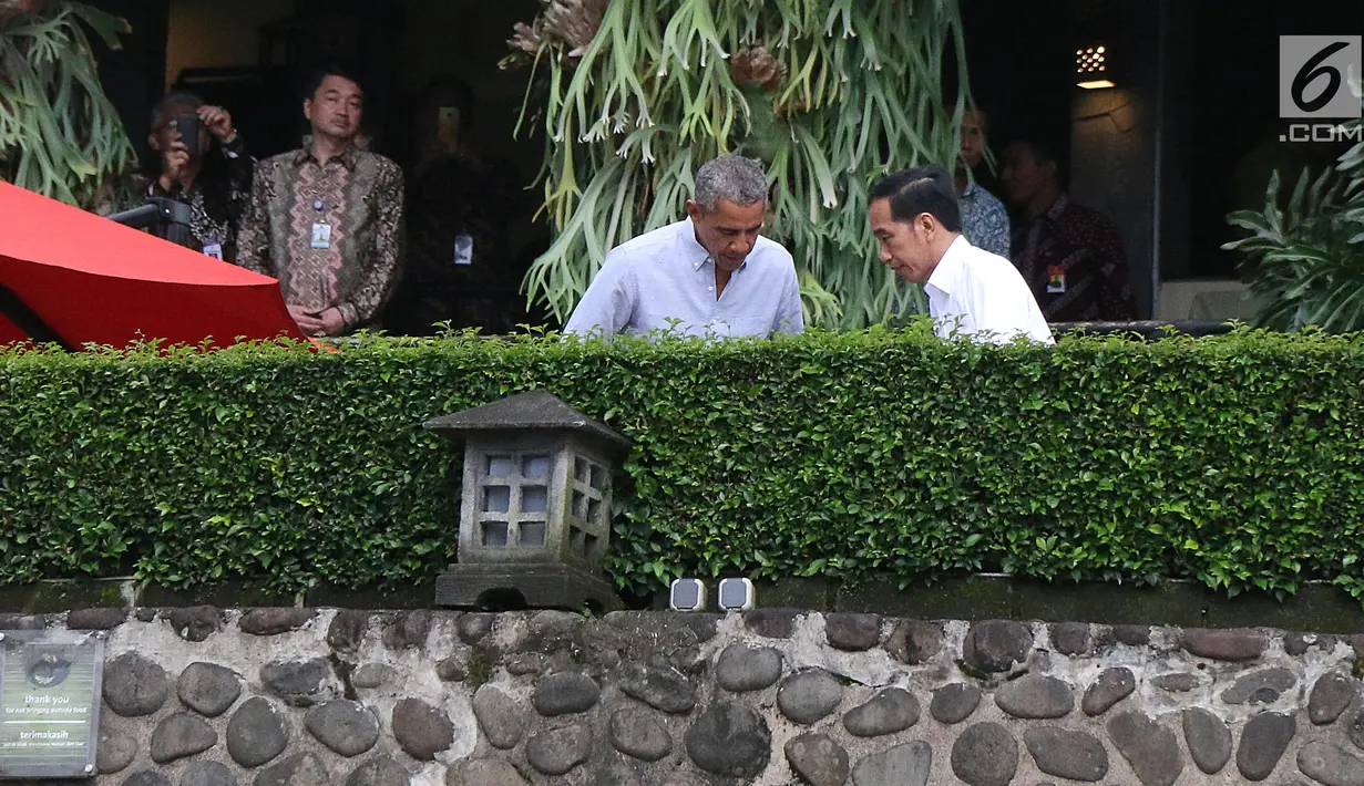 Presiden Joko Widodo dan Presiden AS ke-44, Barack Obama saat berada di Kebun Raya Bogor menuju Grand Garden, Bogor, Jumat (29/6). Jokowi mengajak Obama berkeliling Kebun Raya untuk berbincang santai di Grand Garden. (liputan6.com/Angga Yuniar)