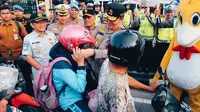 Kapolda Riau Irjen Iqbal memberikan dan memasangkan helm kepada warga dalam Operasi Keselamatan Lancang Kuning. (Liputan6.com/M Syukur)