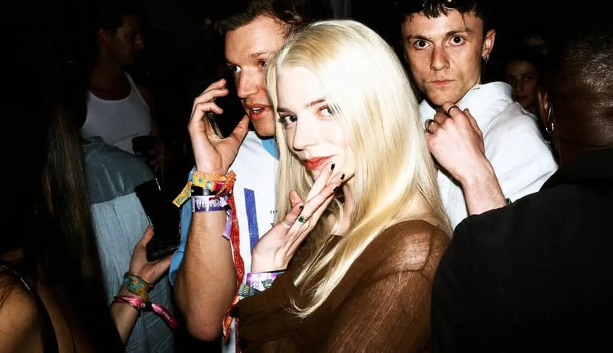 Anya Taylor tampak hadir, ia tampil mengenakan atasan coklat lengan panjang. Rambut pirang panjang dibiarkan terurai. [@myleshendrik]