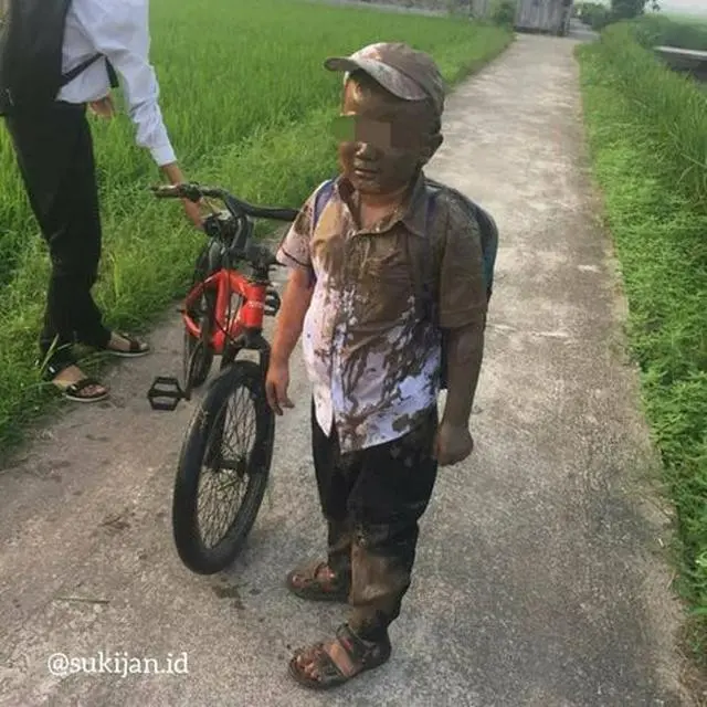 6 Momen Apes Orang Tercebur Selokan Ini Jadi Pusat Perhatian, Kasihan Banget