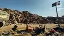 Alat berat membongkar bangunan yang rusak di kawasan kota Antakya, Provinsi Hatay, Turki, Sabtu (18/2/2023). Warga kota Antakya mendirikan tenda-tenda darurat di lapangan dan taman kota kota Antakya. Warga Antakya pun mengeluhkan kondisi pengungsian yang kotor dan kumuh. (Liputan6.com/Andry Haryanto)