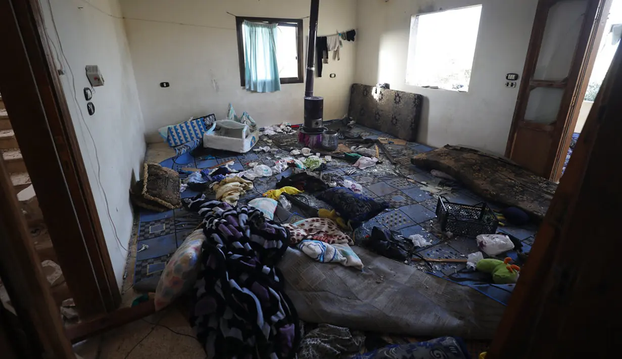 Sebuah ruangan dan jendela yang rusak terlihat dalam rumah setelah operasi militer AS di Atmeh, Provinsi Idlib, Suriah, 3 Februari 2022. Pasukan khusus AS melakukan serangan kontraterorisme skala besar yang menewaskan banyak orang di lokasi tersebut. (AP Photo/Ghaith Alsayed)