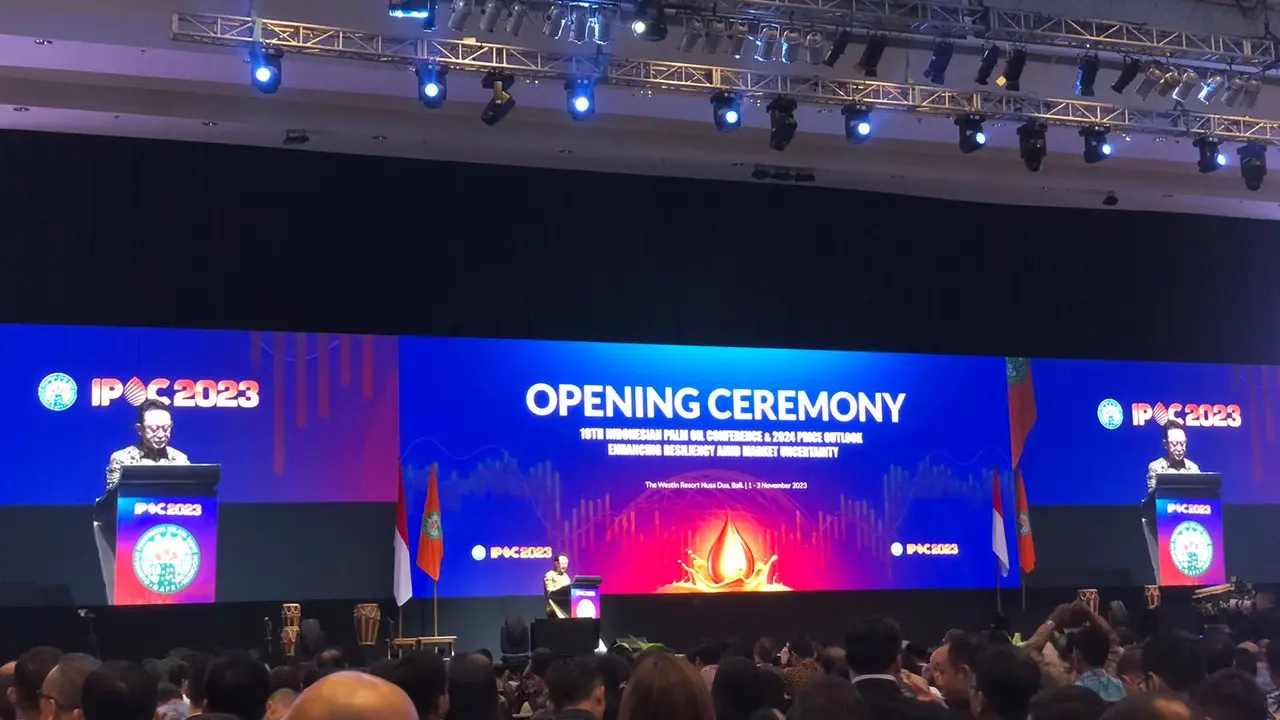 Ketua Umum GAPKI Eddy Martono dalam 19th Indonesian Palm Oil Conference and 2024 Price Outlook dengan tema “Enhancing Resiliency Amid Market Uncertainty”. (Tira/Liputan6.com)