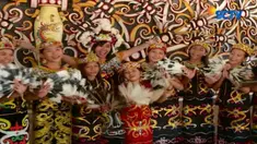 Untuk ke Samarinda, perjalanan ditempuh selama dua jam dari Jakarta menuju Balikpapan. Kemudian dilanjutkan jalur darat selama tiga jam dari Balikpapan.