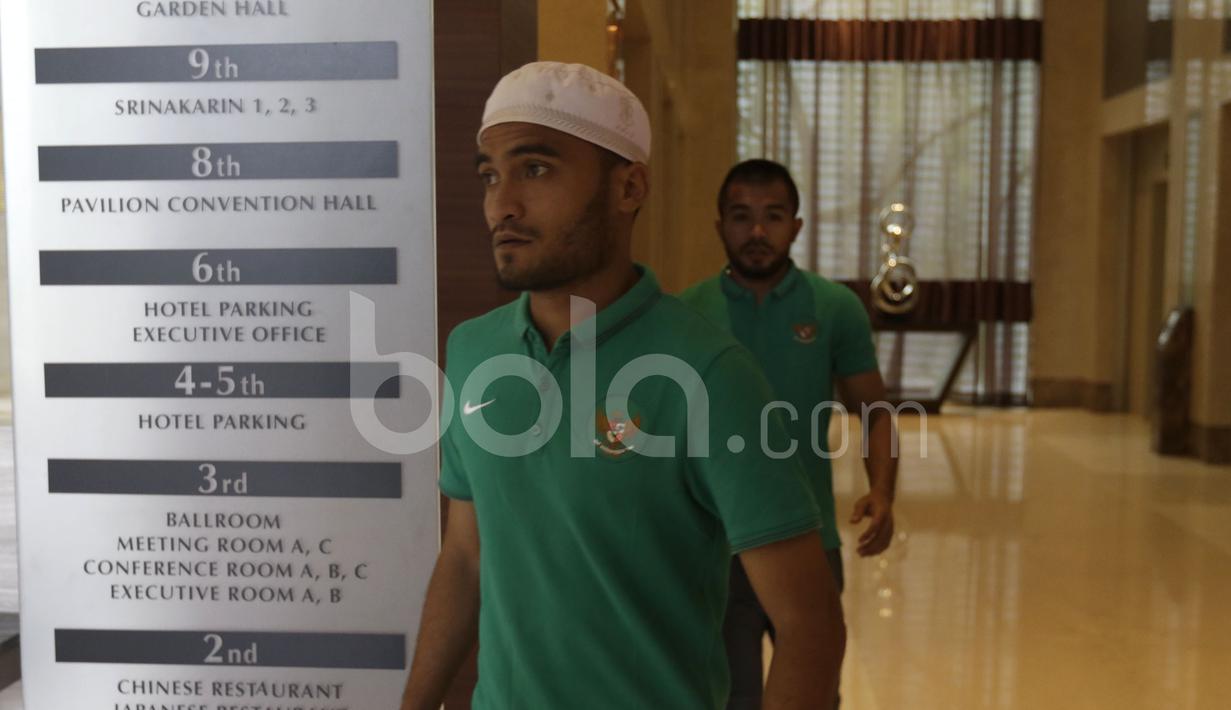 Pemain Timnas Indonesia, Rizky Pora dan Zulham Zamrun, terlihat rileks saat menuju ruang makan di Hotel Grand Fourwings, Bangkok, Jumat (16/12/2016). (Bola.com/Vitalis Yogi Trisna)