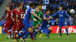 Proses terjadinya gol yang dicetak gelandang Leicester, Shinji Okazaki, ke gawang Liverpool pada laga Premier League di Stadion King Power, Leicester, Sabtu (23/9/2017). Leicester kalah 2-3 dari Liverpool. (AFP/Geoff Caddick)