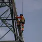 Petugas PLN saat memperbaiki jaringan listrik Madura di gardu induk Sampang. (Dian Kurniawan/Liputan6.com)