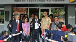 Hotman Paris yang menemani guru itu melaporkan orangtua siswa JIS yang menyebut kliennya terindikasi terlibat kejahatan seksual di sekolah tersebut (Liputan6.com/ Johan Tallo)
