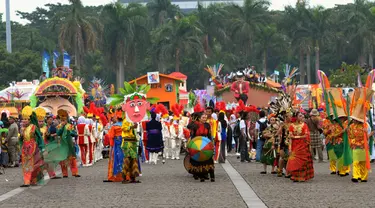 Peserta pawai Jakarnaval 2015 melakukan atraksi dalam menyambut ulang tahun Jakarta ke-488 di Monas, Jakarta, Minggu (7/6/2015). (Liputan6.com/Faisal R Syam)