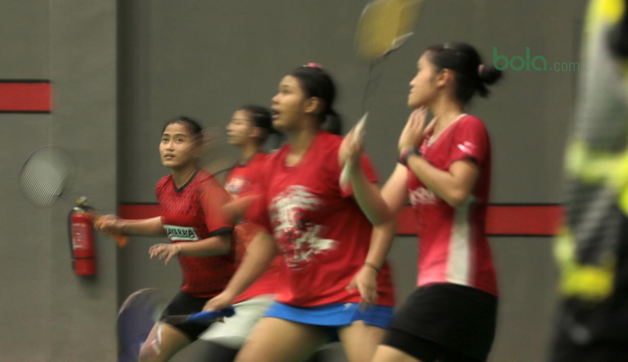 Ekspresi atlet ganda putri saat berlatih mengembalikan kok di GOR PB Jaya Raya, Pd. Sawah Indah, Sawah Lama (23/3/2018). PB Jaya Raya tengah menyiapkan diri untuk kejuaraan Junior Grand Prix 3-8 April 2018. (Bola.com/Nick Hanoatubun)