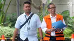 Kepala KPP Pratama Ambon La Masikamba (kanan) tiba di Gedung KPK, Jakarta, Selasa (15/1). La Masikamba menjalani pemeriksaan lanjutan terkait dugaan menerima suap upaya pengurangan pajak yang harus dibayar. (Merdeka.com/Dwi Narwoko)