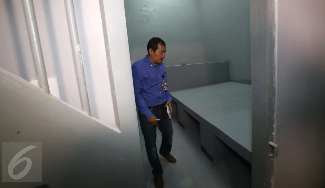 Wakil Ketua Komisi Pemberantasan Korupsi (KPK) Saut Situmorang memeriksa ruang tahanan KPK di Gedung Merah Putih di kawasan Kuningan, Jakarta Selatan, Minggu (19/2). (Liputan6.com/Helmi Afandi)