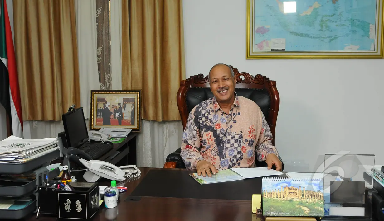 Abd Al Rahim Al Siddig menerima Liputan6.com di ruang kerjanya, Jakarta, Senin (23/3/2015). Kepada Liputan6.com Abd Al Rahim Al Siddig menceritakan banyak hal tentang kerjasama Sudan dengan Indonesia.(Liputan6.com/Herman Zakharia)