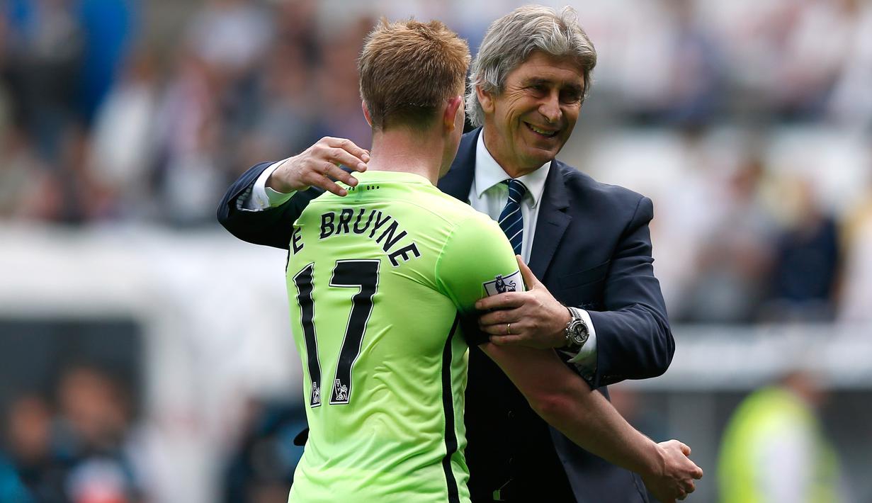 Senyum Manuel Pellegrini saat memeluk gelandang Kevin De Bruyne usai pertandingan di Stadion Liberty, Inggris (15/5). Pellegrini sukses mengantarkan Manchester City ke posisi empat dan merebut tiket liga Champions. (Reuters / Peter Cziborra)
