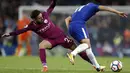 Gelandang Manchester City, Bernardo Silva, berusaha menekel gelandang Chelsea, Pedro, pada laga Premier League di Stadion Stamford Bridge, London, Sabtu (30/9/2017). Chelsea kalah 0-1 dari City. (AFP/Ian Kington)