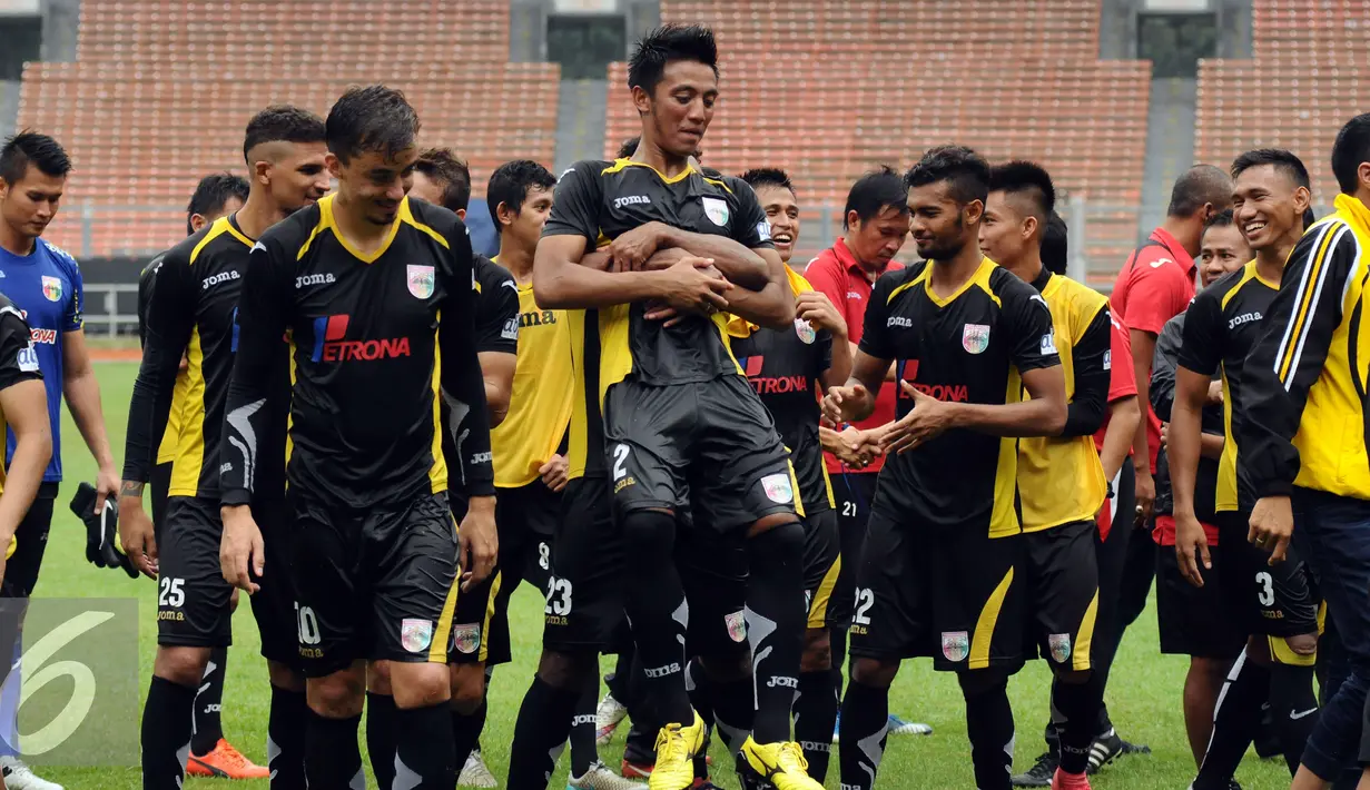 Sejumlah pemain Mitra Kukar bercanda usai berlatih di Stadion GBK Jakarta, Sabtu (23/1/2016). Mitra Kukar akan melawan Semen Padang di final Piala Jenderal Sudirman, Minggu (24/1). (Liputan6.com/Helmi Fithriansyah)