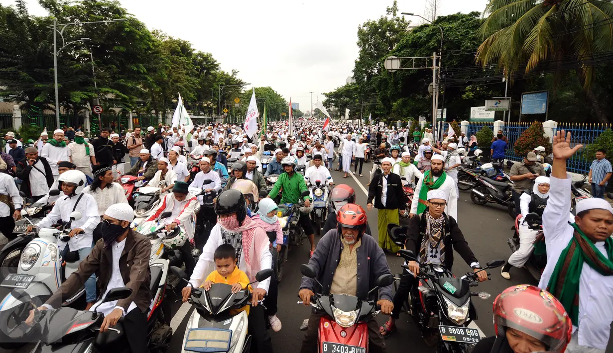 Ribuan umat muslim memenuhi ruas jalan Medan Merdeka Timur untuk melakukan aksi di depan Balai Kota Jakarta, Jumat (14/10). Mereka mendesak Gubernur DKI Jakarta, Basuki Tjahaja Purnama mundur. (Liputan6.com/Hemi Fithriansyah)