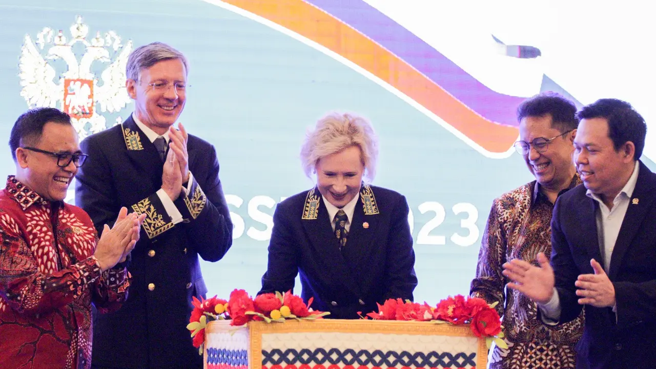 Dubes Rusia Lyudmila Vorobieva memotong kue di National Day of Russia.