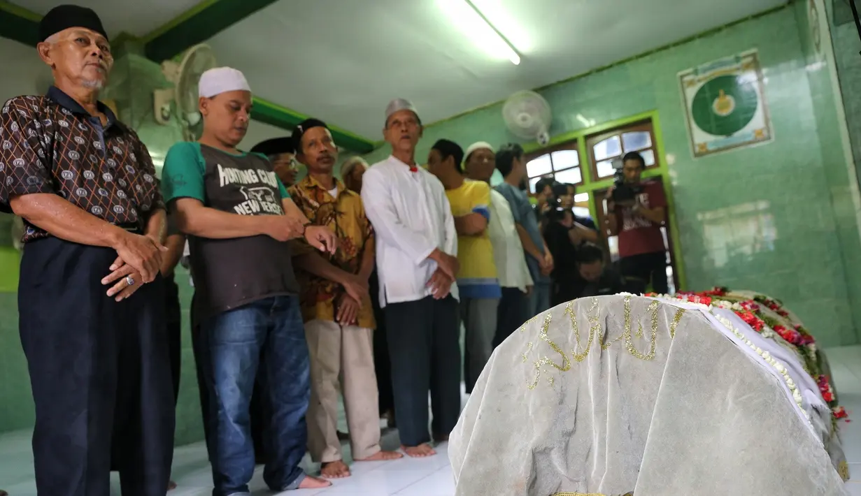 Tepatnya di Musala Al-Kamaliyah, jenazah Laila Sari pun disalatkan. Para Jamaah yang menyolatkan mendiang Laila Sari pun terlihat negitu khusyuk kala memberikan doa untuk artis legend itu. (Adrian Putra/Bintang.com)