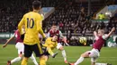 Pemain Arsenal Gabriel Martinelli (tengah) menendang bola ke gawang Burnley pada pertandingan Liga Inggris di Turf Moor, Burnley, Inggris, Minggu (2/2/2020). Laga berakhir imbang tanpa gol. (Oli SCARFF/AFP)