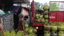 Pekerja tengah menata tabung gas LPG 3 kg di kawasan Tangerang Banten, Kamis (17/2/2022). Direktur Utama PLN Darmawan Prasodjo mengatakan saat ini impor LPG dari tahun ke tahun terus meningkat seiring dengan meningkatnya konsumsi masyarakat. (Liputan6.com/Angga Yuniar)