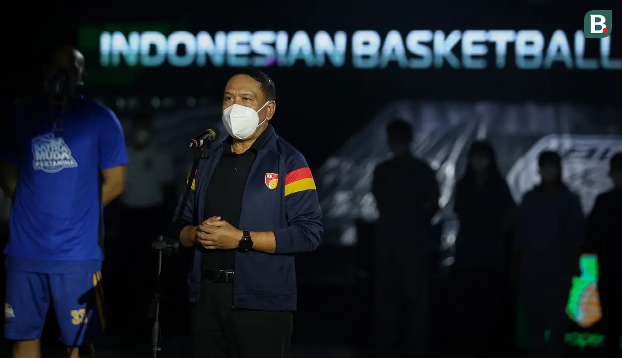 Menteri Pemuda dan Olahraga (Menpora) Zainudin Amali menyampaikan sambutan saat pembukaan IBL Tokopedia 2022 yang berlangsung di Hall Basket Gelora Bung Karno, Senayan, Sabtu (15/01/2022). (Bola.com/Bagaskara Lazuardi)