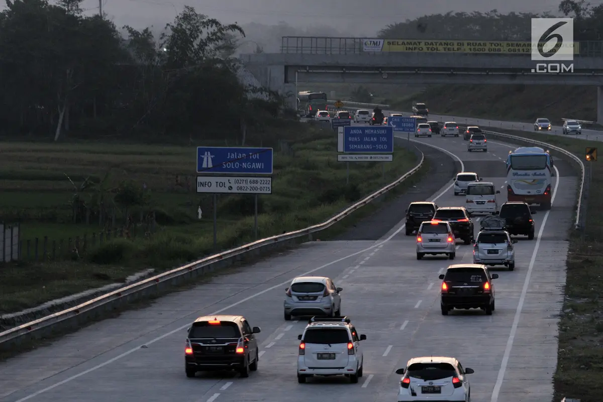 Pemudik Mulai Padati Tol Trans Jawa