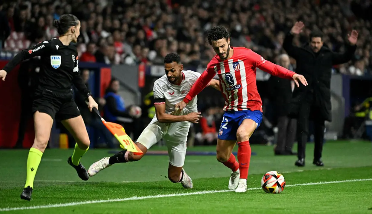 Atletico Madrid sukses melaju ke babak semifinal Copa del Rey 2023/2024 usai menumbangkan Sevilla dengan skor 1-0 dalam laga perempat final. (JAVIER SORIANO/AFP)