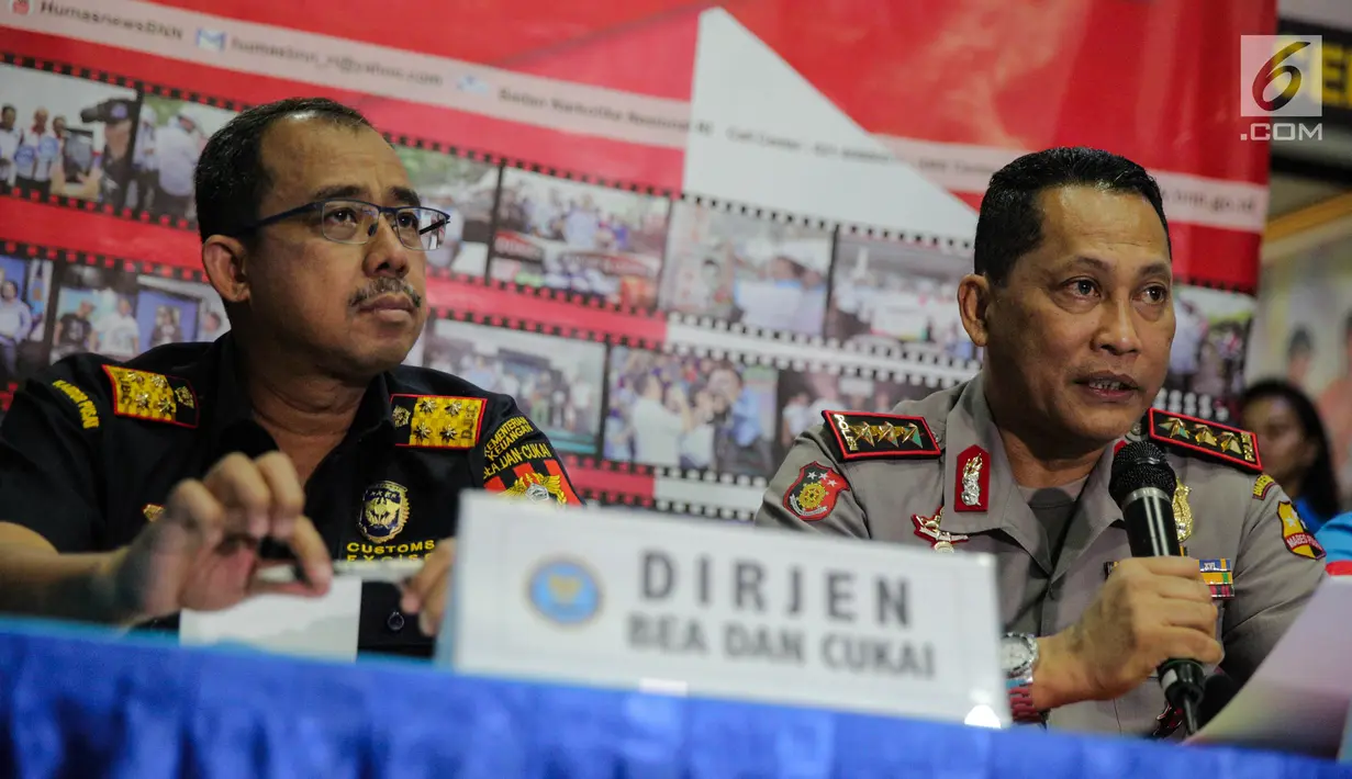 Kepala Badan Narkotika Nasional (BNN) Komjen Pol Budi Waseso (kedua kanan) memberikan keterangan saat rilis penyelunduan narkotika dari Malaysia ke Indonesia di Gedung BNN, Jakarta, Selasa (12/9). (Liputan6.com/Faizal Fanani)