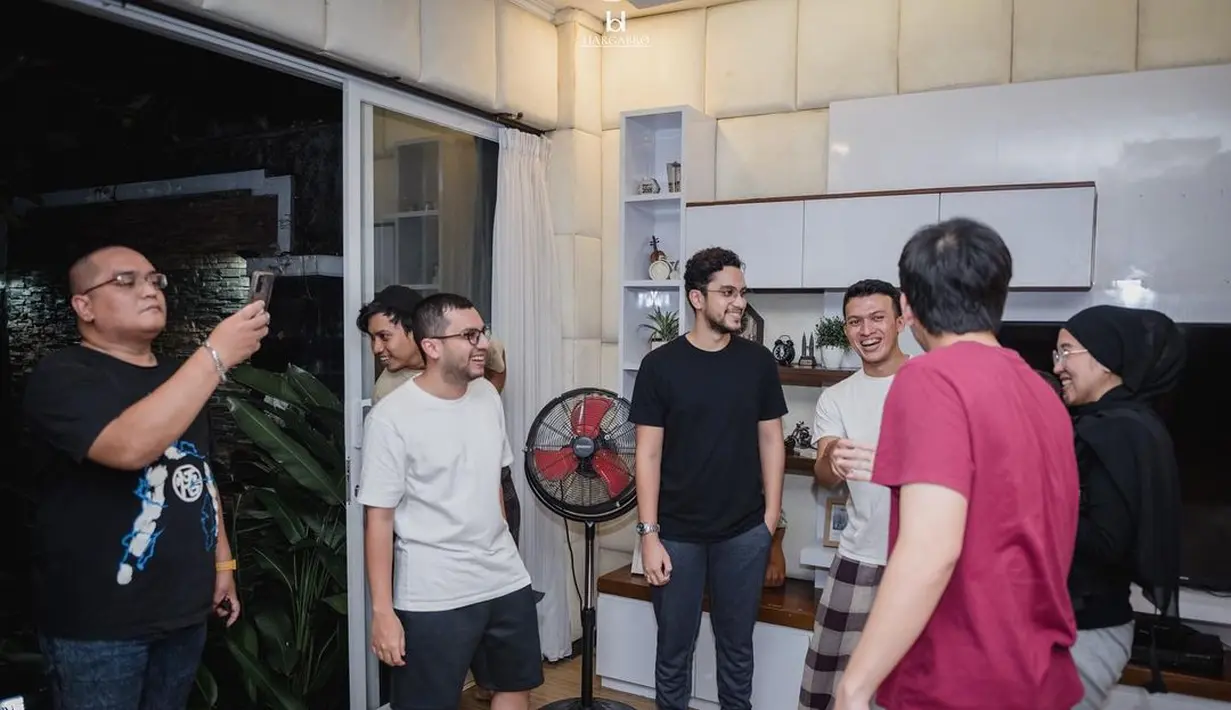 Syifa memberikan kejutan untuk sang kekasih bersama orang-orang tercinta Rizky Nazar. Suasana kejutan ultah Rizky. [Instagram/rizkynazar20]