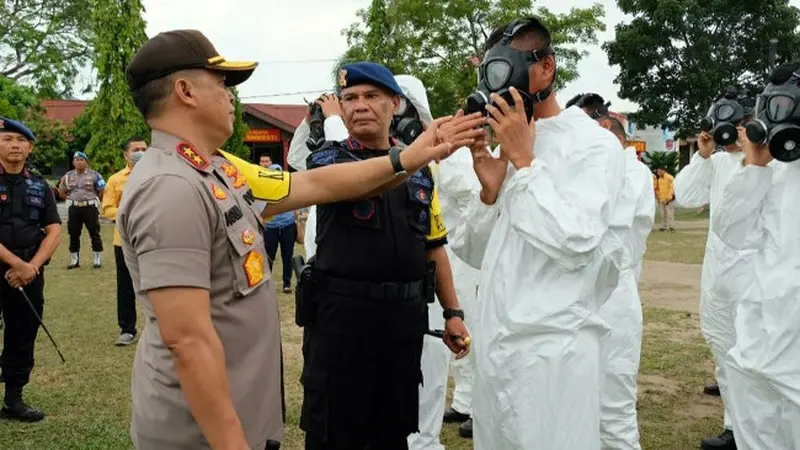 Alat pelindung diri atau APD (seragam putih) sangat dibutuhkan tenaga medis untuk menangani virus corona agar tidak terinfeksi.