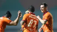 Pemain Borneo FC, Shane Smeltz (kanan) saat melawan PS TNI pada lanjutan Liga 1 2017 di Stadion Pakansari, Bogor, Senin (17/4/2017). PS TNI bermain imbang 2-2 dengan PBFC. (Bola.com/Nicklas Hanoatubun)