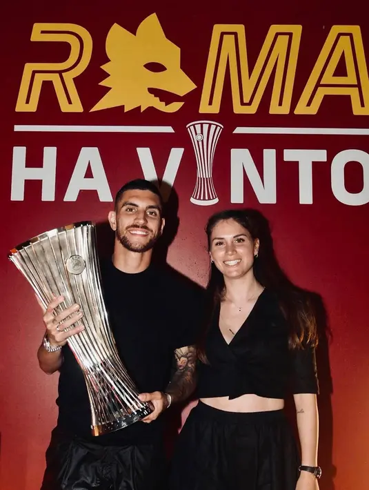 Momen terbaik musim lalu Lorenzo Pellegrini ialah membawa AS Roma juara Conference League. Saat momen perayaan, Pellegrini turut membawa Veronica dalam pesta arak-arakan juara di kota Roma. Gaya penampilan keduanya yang sama-sama pakai baju hitam ini sukses mencuri perhatian. (Liputan6.com/IG/@veromartinel)