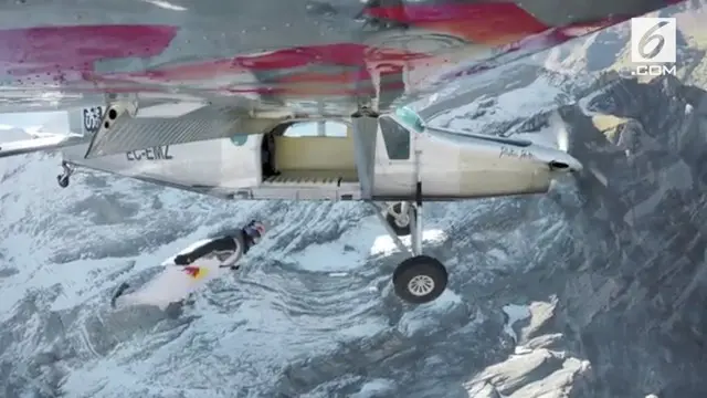 Seorang pria melakukan aksi nekat dengan melompat dari pegunungan ke dalam pesawat yang sedang terbang.