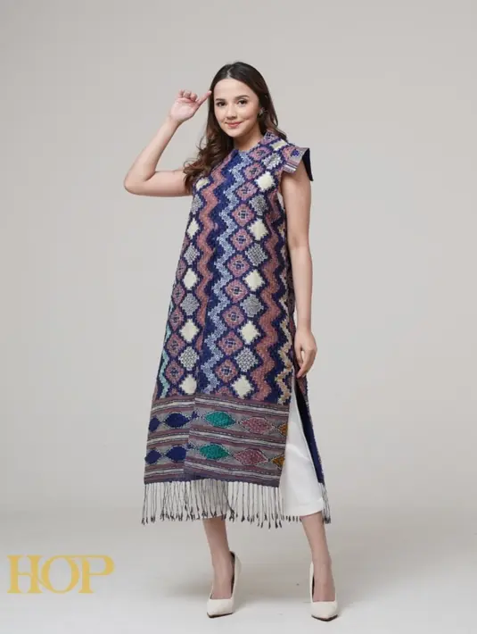 Outer Ruva, koleksi tanpa lengan dari Batik by HOP yang memadukan tenun sutra bulu dengan batik tulis. Hadir dengan motif ala Cabo de Flores dalam perpaduan warna pink, biru, dan putih yang cantik, outer ini menghadirkan kesan elegan sekaligus segar. [Dok/instagram/batikbyhop.id]