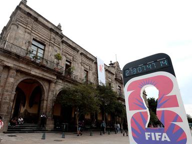 Seorang wanita berjalan melewati jam hitung mundur Piala Dunia 2026 di Guadalajara, Negara Bagian Jalisco, Meksiko pada 10 September 2025. (ULISES RUIZ/AFP)