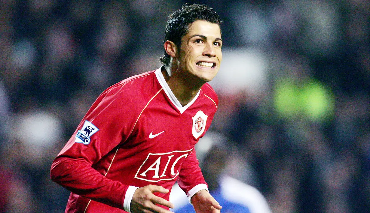 Cristiano Ronaldo - Performa menakjubkan Cristiano Ronaldi di Old Trafford membuat Real Madrid jatuh hati. Pada tahun 2009, Ronaldo didatangkan ke Real Madrid dengan status pemain termahal dunia pada saat itu. (AFP/Paul Ellis)