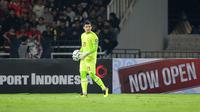 Kiper Timnas Indonesia, Muhammad Adi Satryo menguasai bola saat menghadapi Vietnam pada laga Grup F kualifikasi Piala Dunia 2026 Zona Asia di Stadion Utama Gelora Bung Karno (SUGBK), Senayan, Jakarta, Kamis (21/3/2024). (Bola.com/Bagaskara Lazuardi)