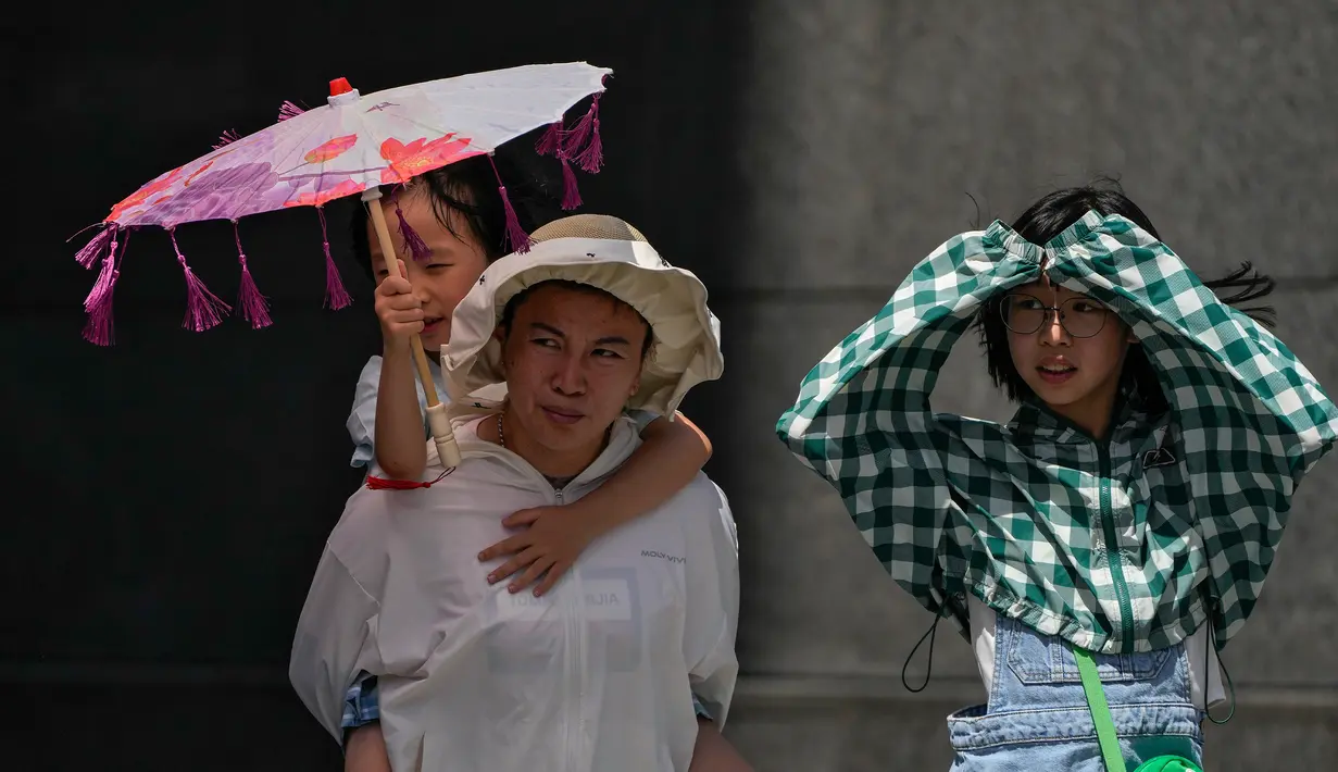 Pemerintah pada hari Rabu mengeluarkan peringatan untuk kemungkinan banjir bandang di Mongolia Dalam di utara, Heilongjiang di timur laut, dan Tibet serta Sichuan di barat daya. (AP Photo/Andy Wong)