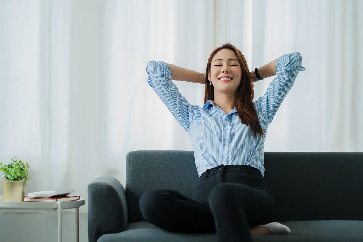perempuan dan kemeja biru